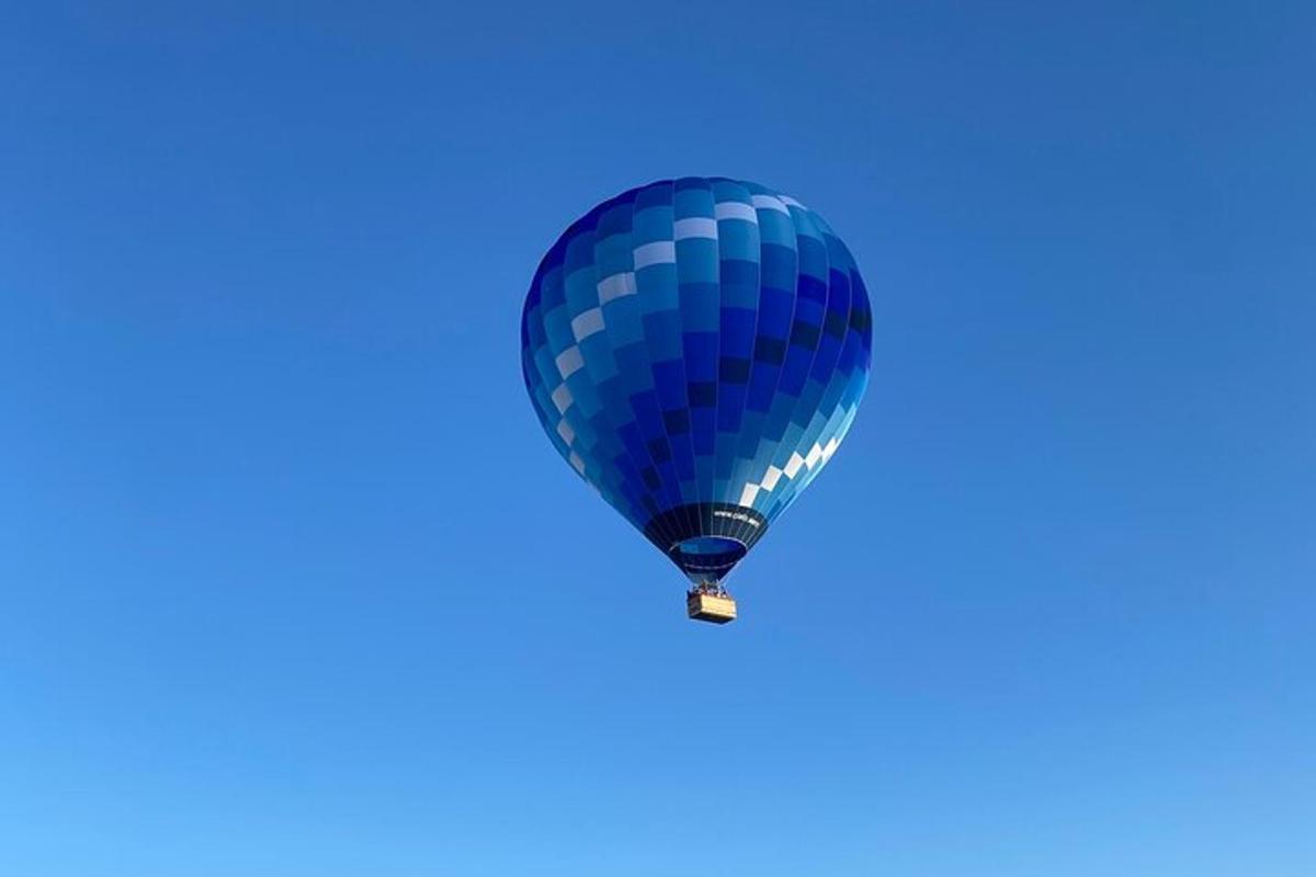 una mongolfiera blu nel cielo