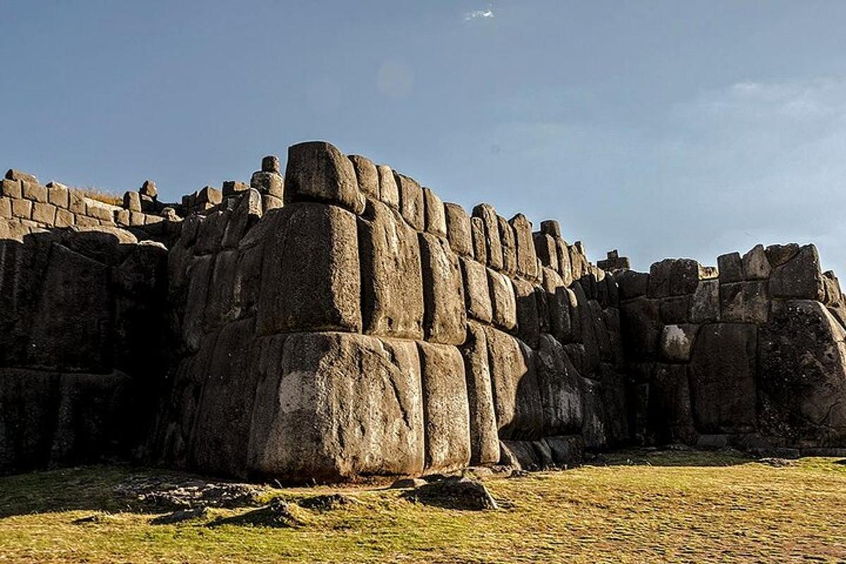Se muestra un gran muro de piedra en un campo.