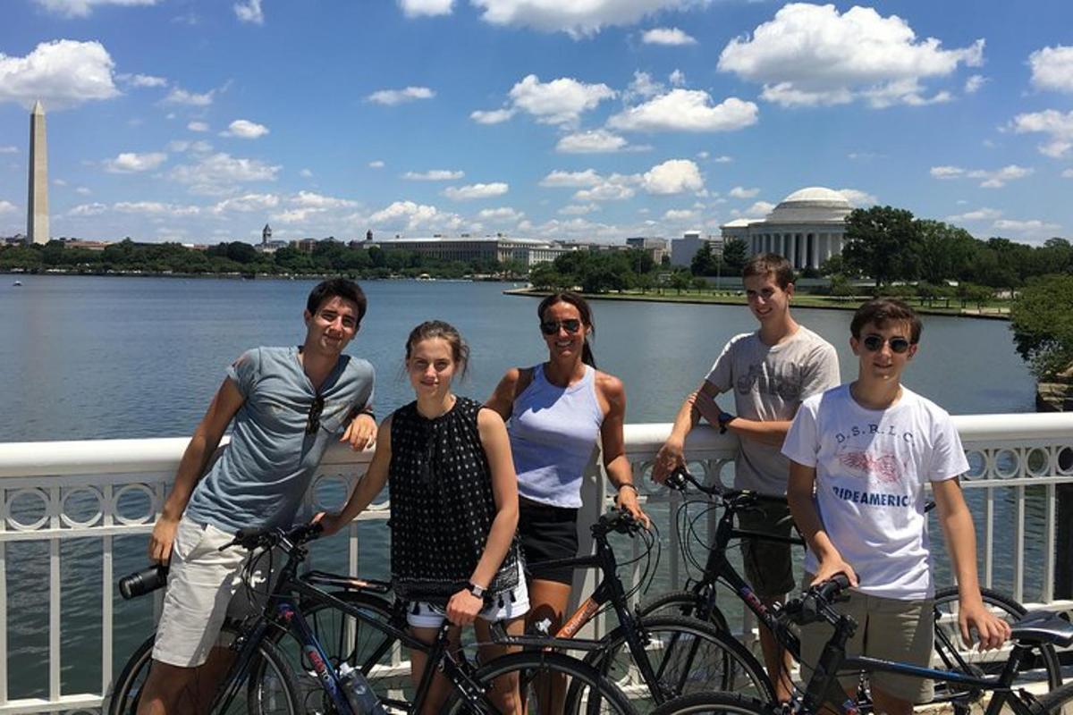 un grup de persones dempeus amb les seves bicicletes en un pont