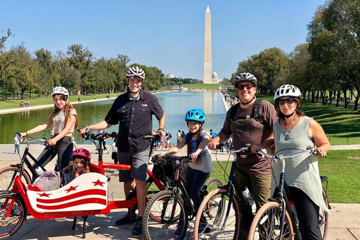 un grup de persones amb bicicletes davant del monument a Washington