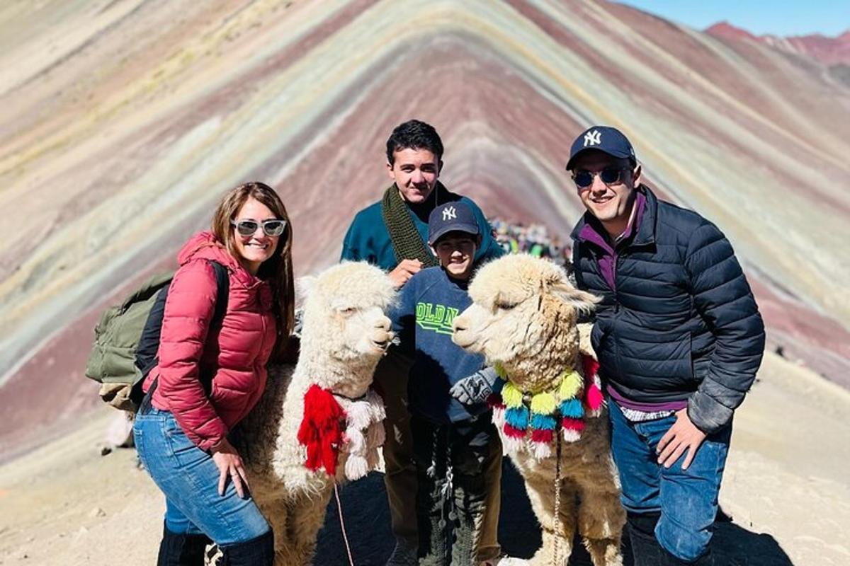 un gruppo di persone in piedi di fronte a una montagna