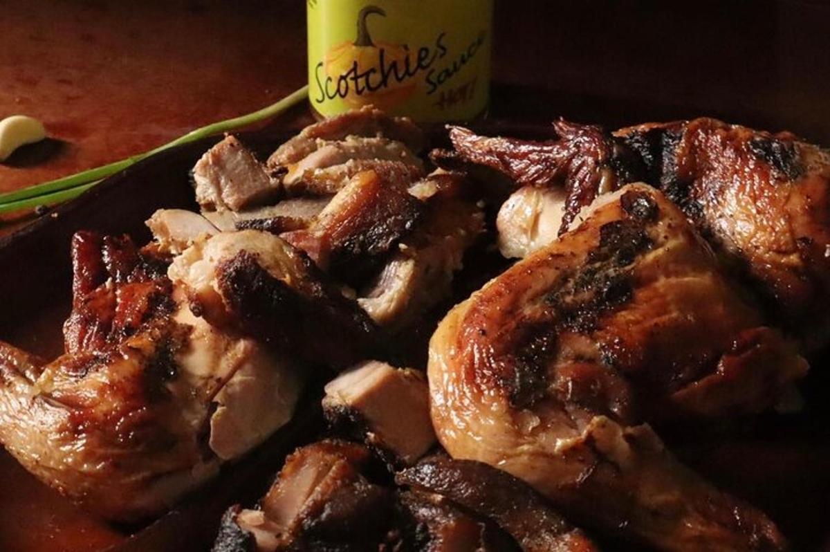 sepinggan makanan dengan daging dan bacon di atas meja