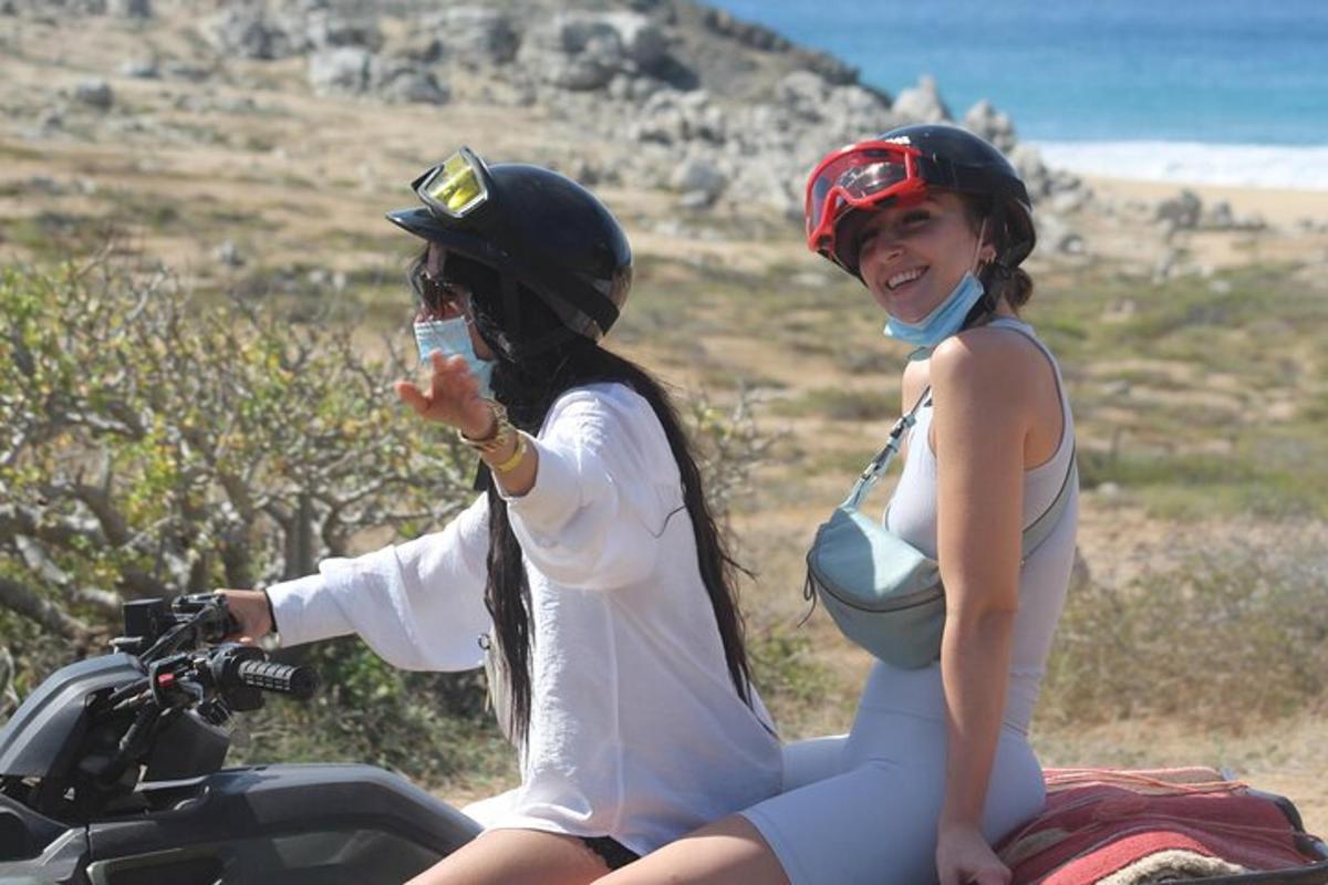 muž a žena sedící na motorce