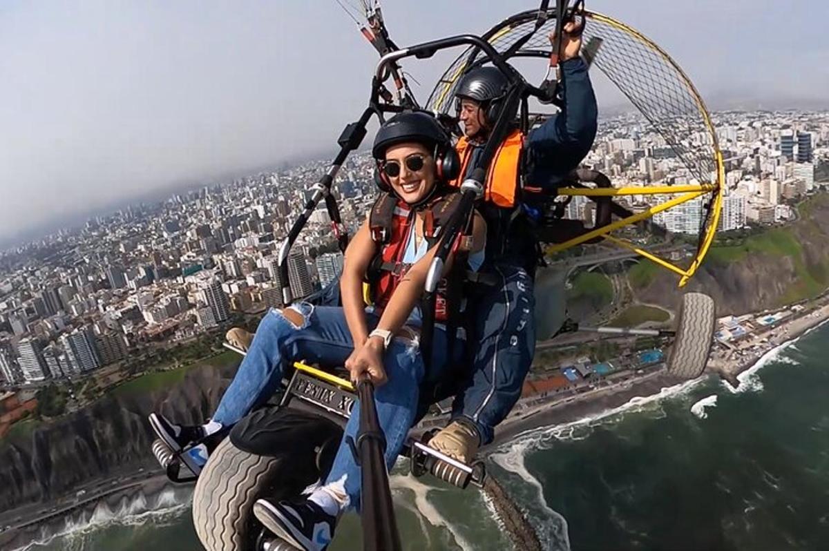 dua orang menaiki zip line di langit