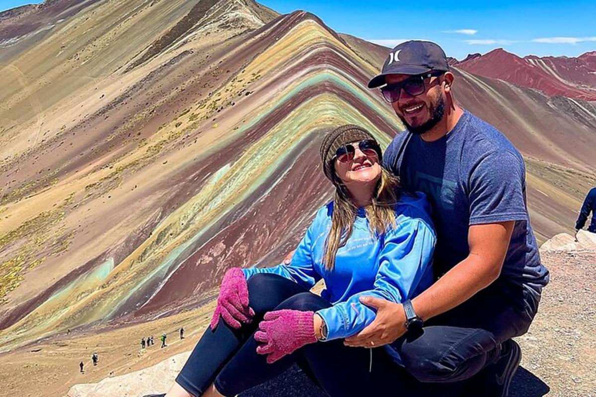 un uomo e una donna in posa davanti a una montagna
