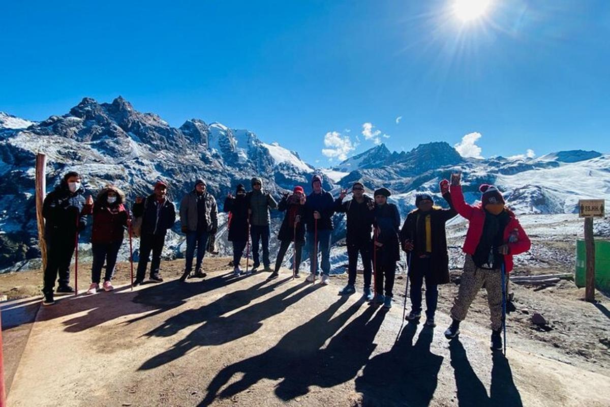 un gruppo di persone in piedi sulla cima di una montagna