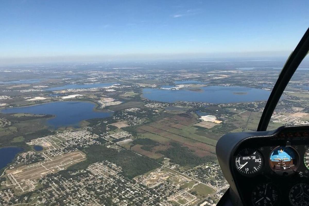 una vista dalla cabina di pilotaggio di un elicottero
