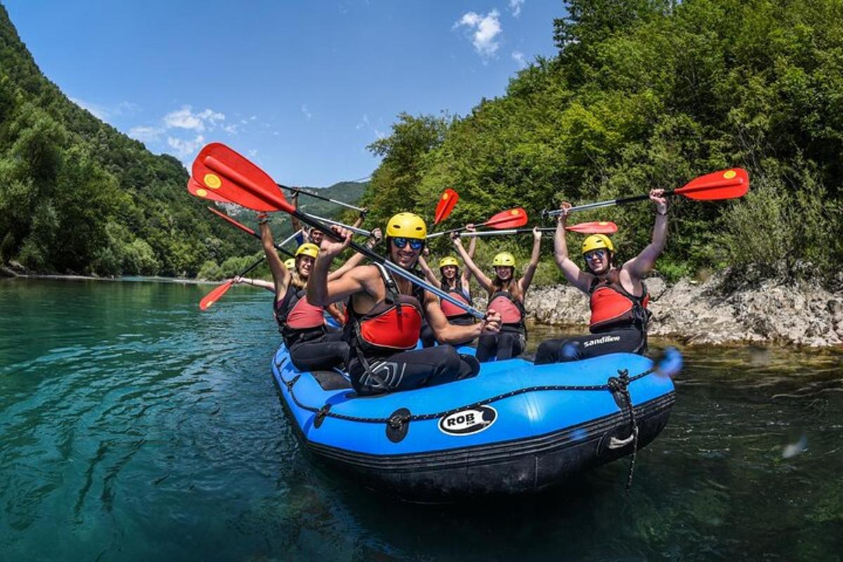 un grupo de personas en una balsa en un río