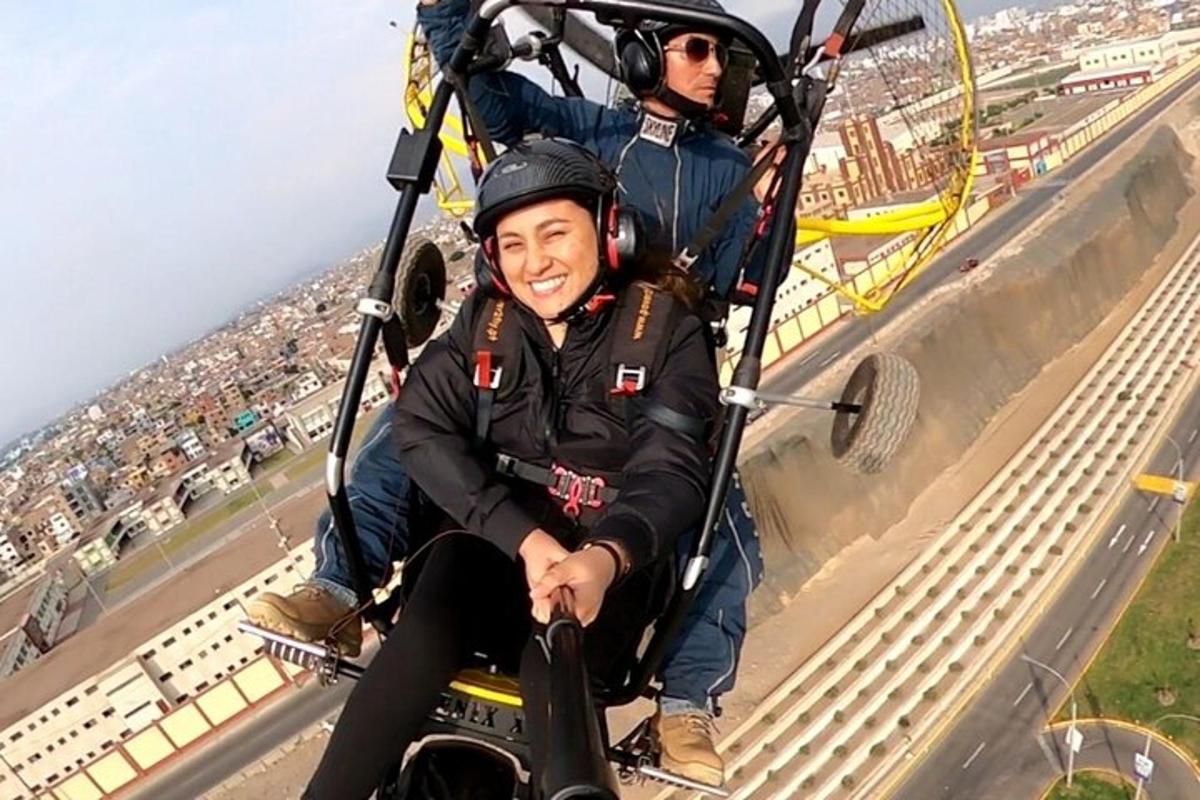 dua orang menaiki roller coaster