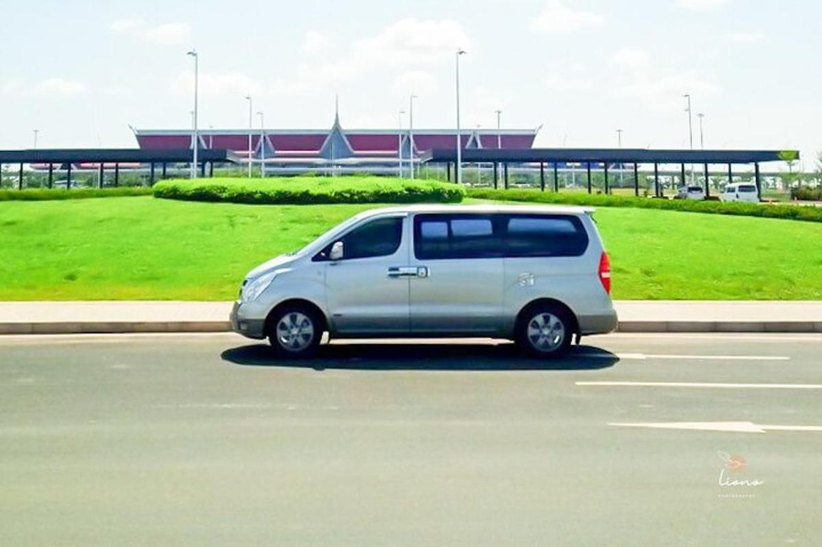 ein silberner Lieferwagen auf einem Parkplatz