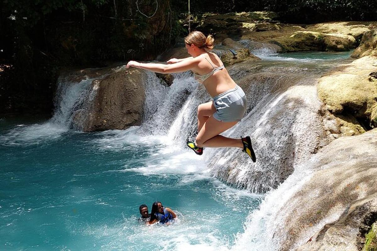 una donna che salta da una cascata in un fiume