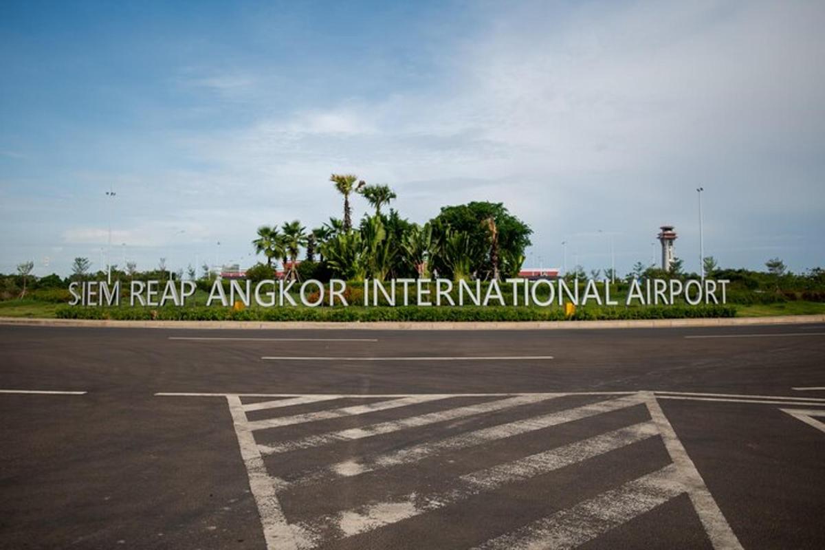 un cartello dell'aeroporto sul ciglio di una strada