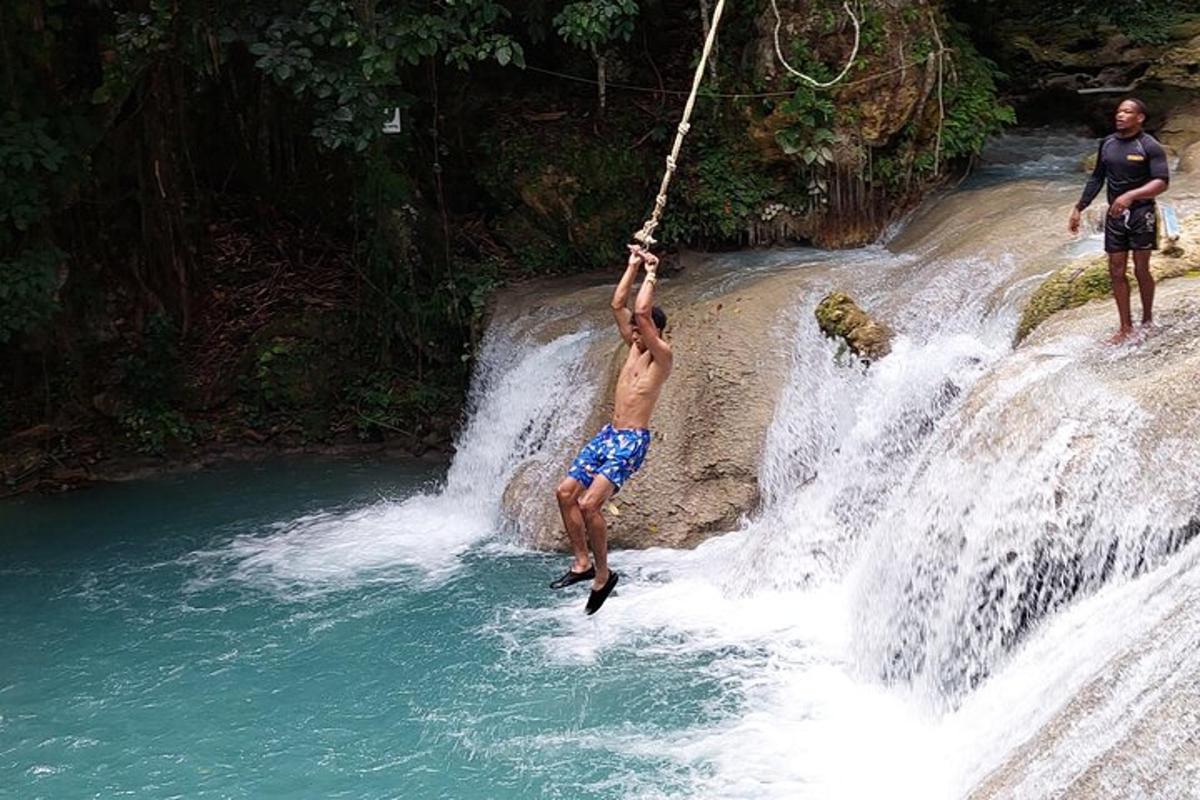 un uomo è appeso a una corda sopra una cascata