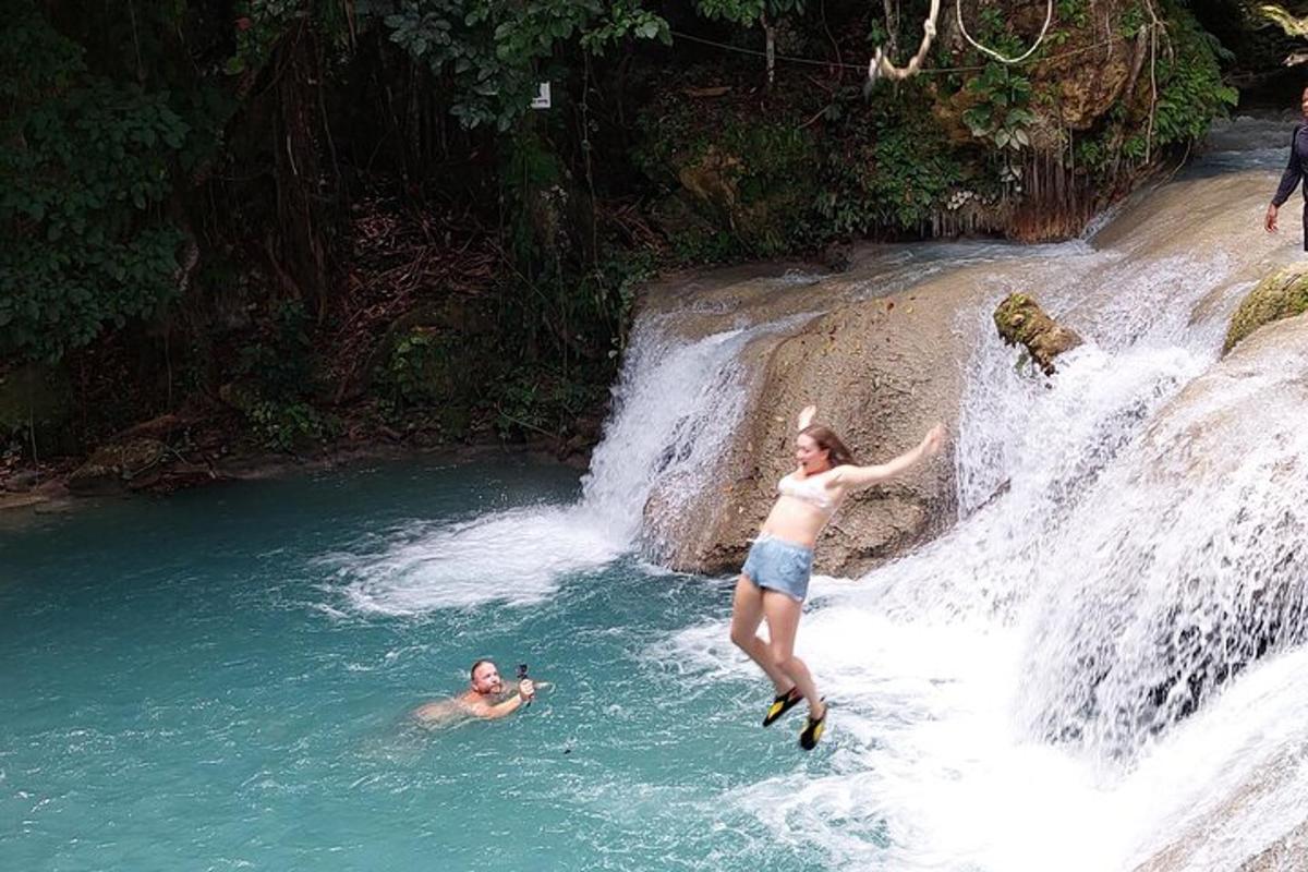 una donna che salta da una cascata in un fiume