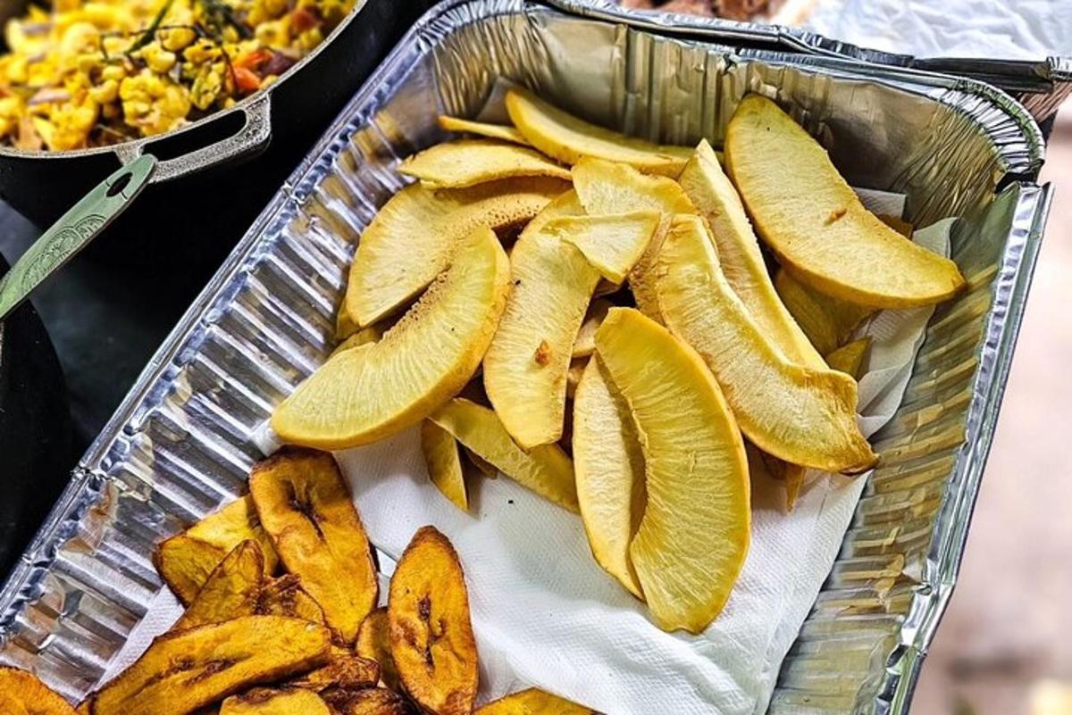 plastična posoda, napolnjena z rezinami pomarančne lupine