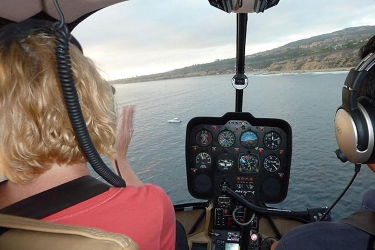 una donna sta pilotando un aereo sopra uno specchio d'acqua