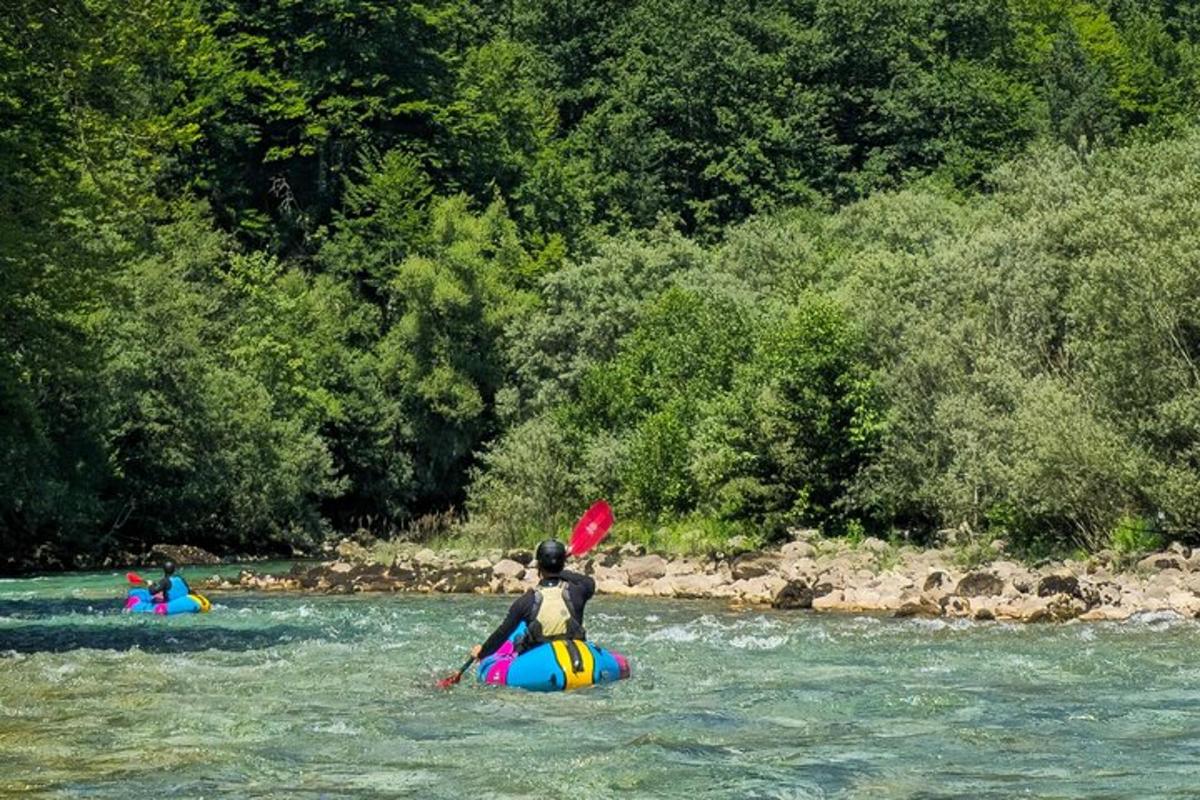 člověk jede na voru v řece