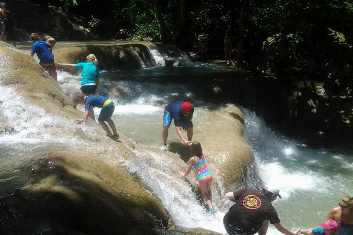un gruppo di persone che giocano in una cascata