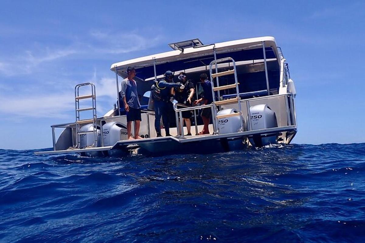 un grup de persones en un vaixell a l'oceà