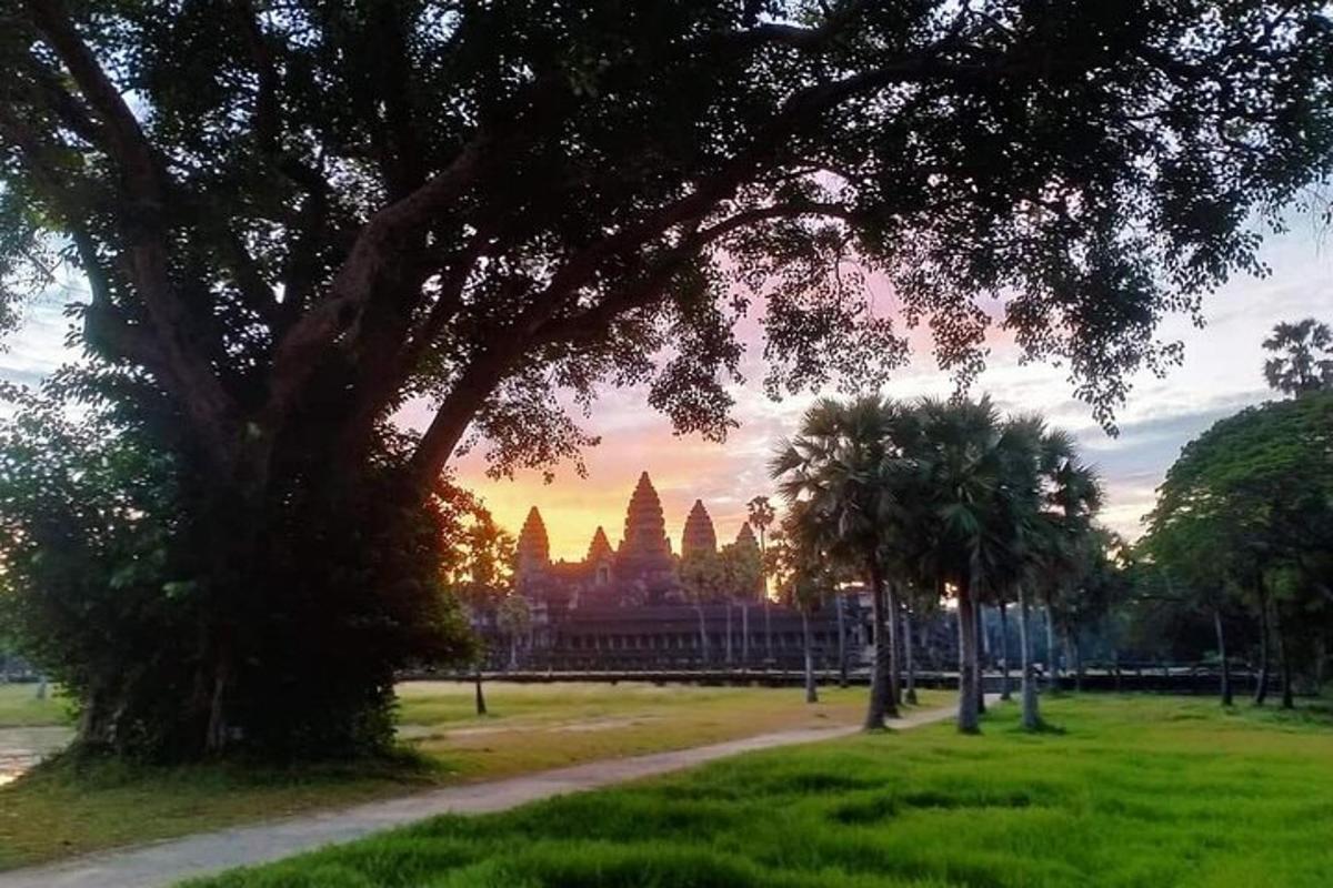 cảnh một ngôi đền lúc hoàng hôn nhìn từ công viên