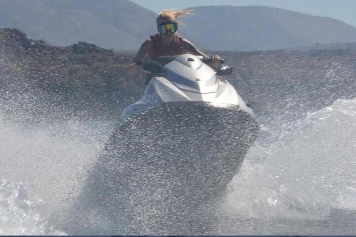 um homem andando de motocicleta na água
