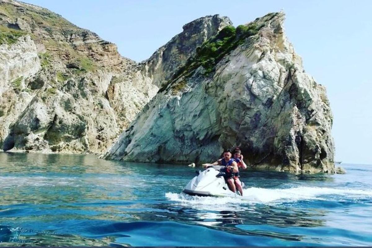 dues persones en una moto aquàtica a l'aigua
