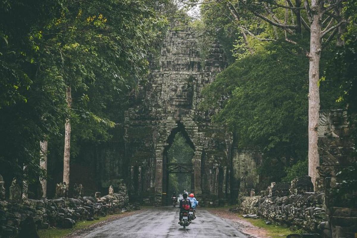 một nhóm người đi xe máy trên một con đường đất