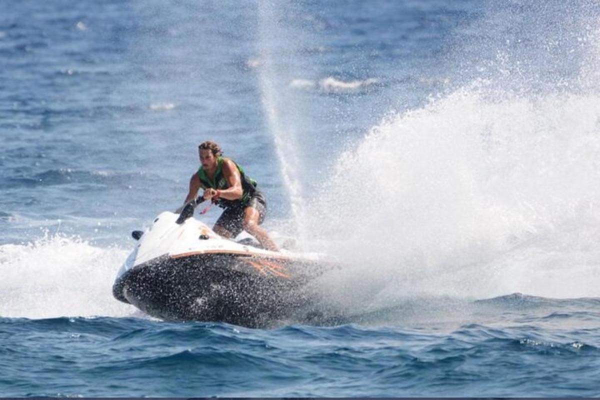 un home muntant una moto aquàtica a l'aigua