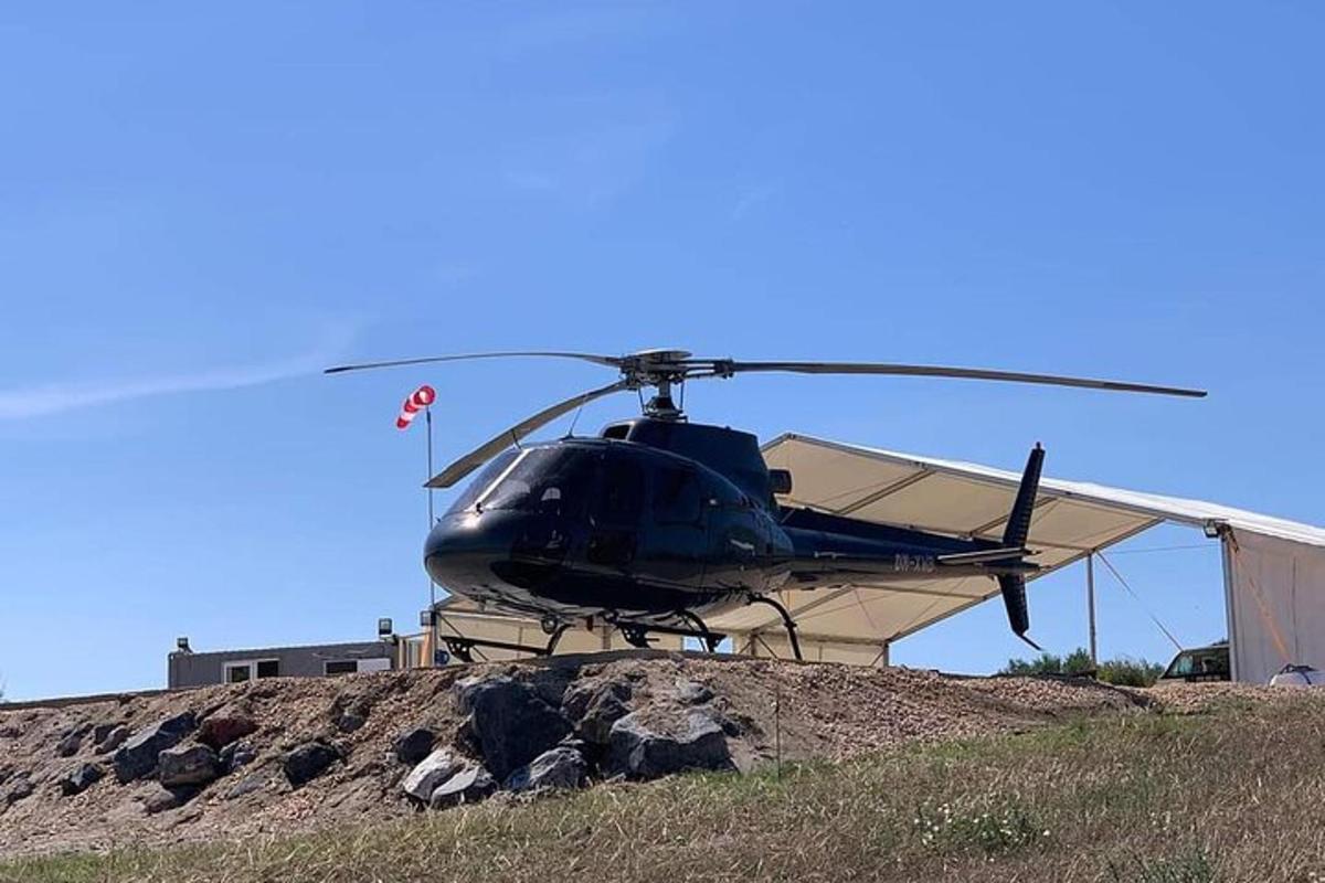 helikopters, kas stāv kalna virsotnē