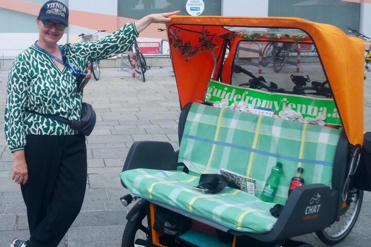 kona stendur við hliðina á golfbíl
