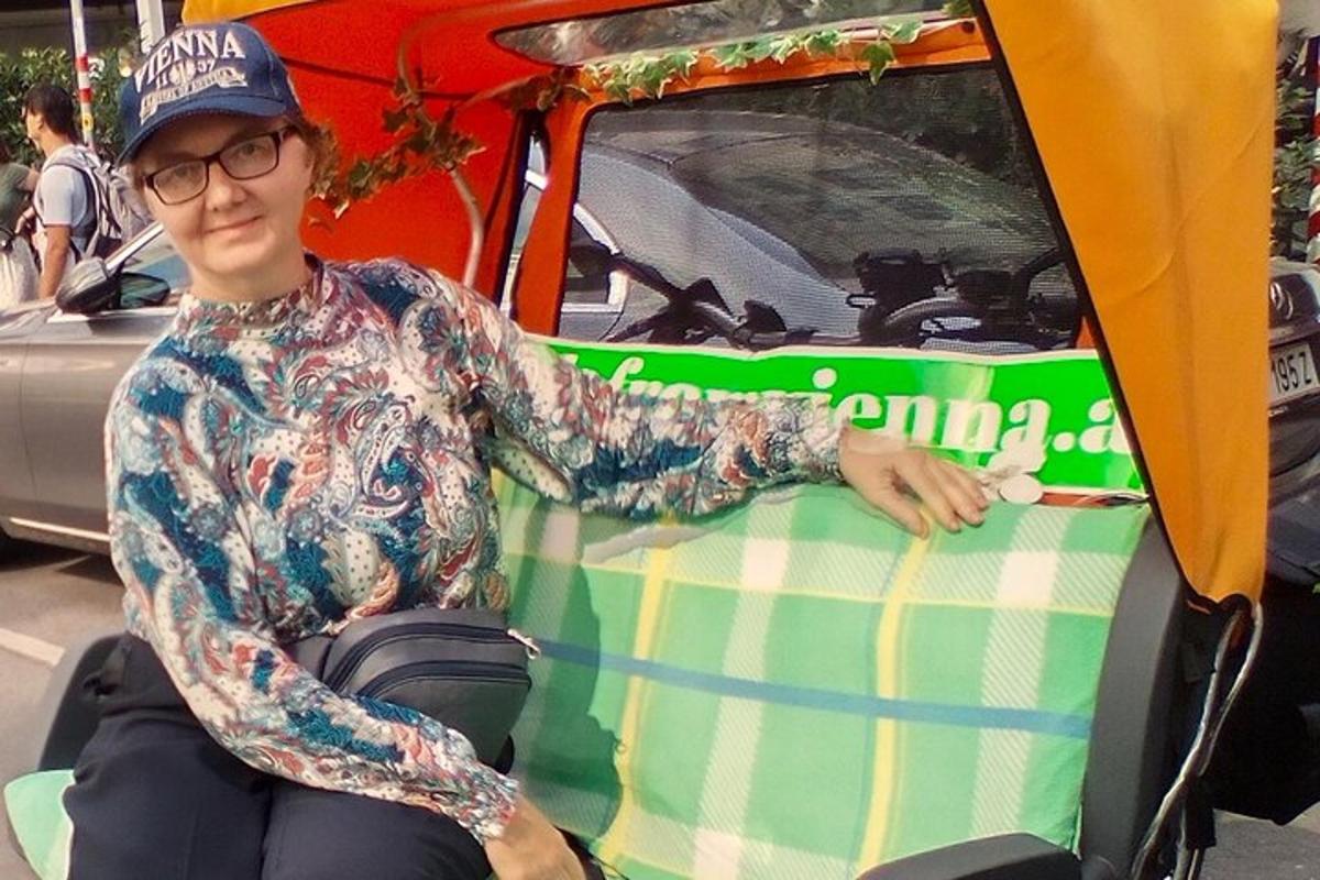 kona situr fyrir framan golfbíl