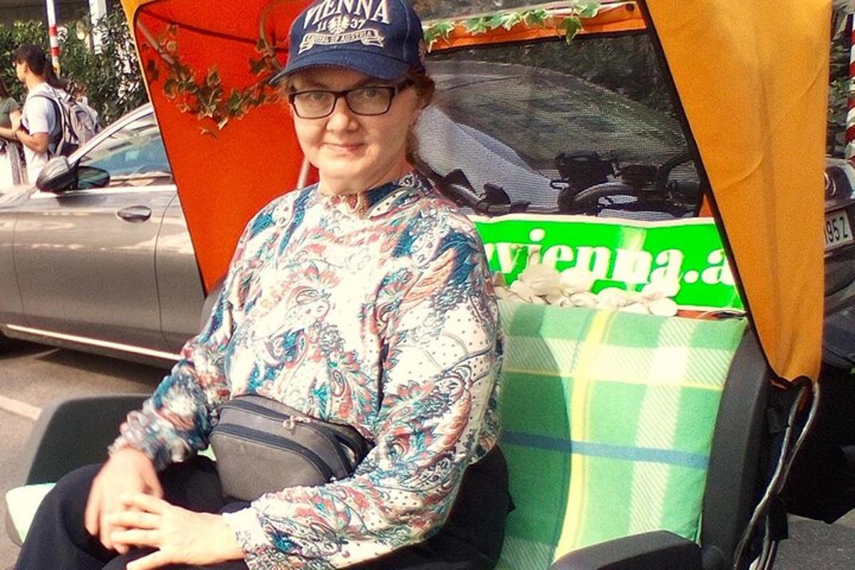 kona situr fyrir framan matarvagn