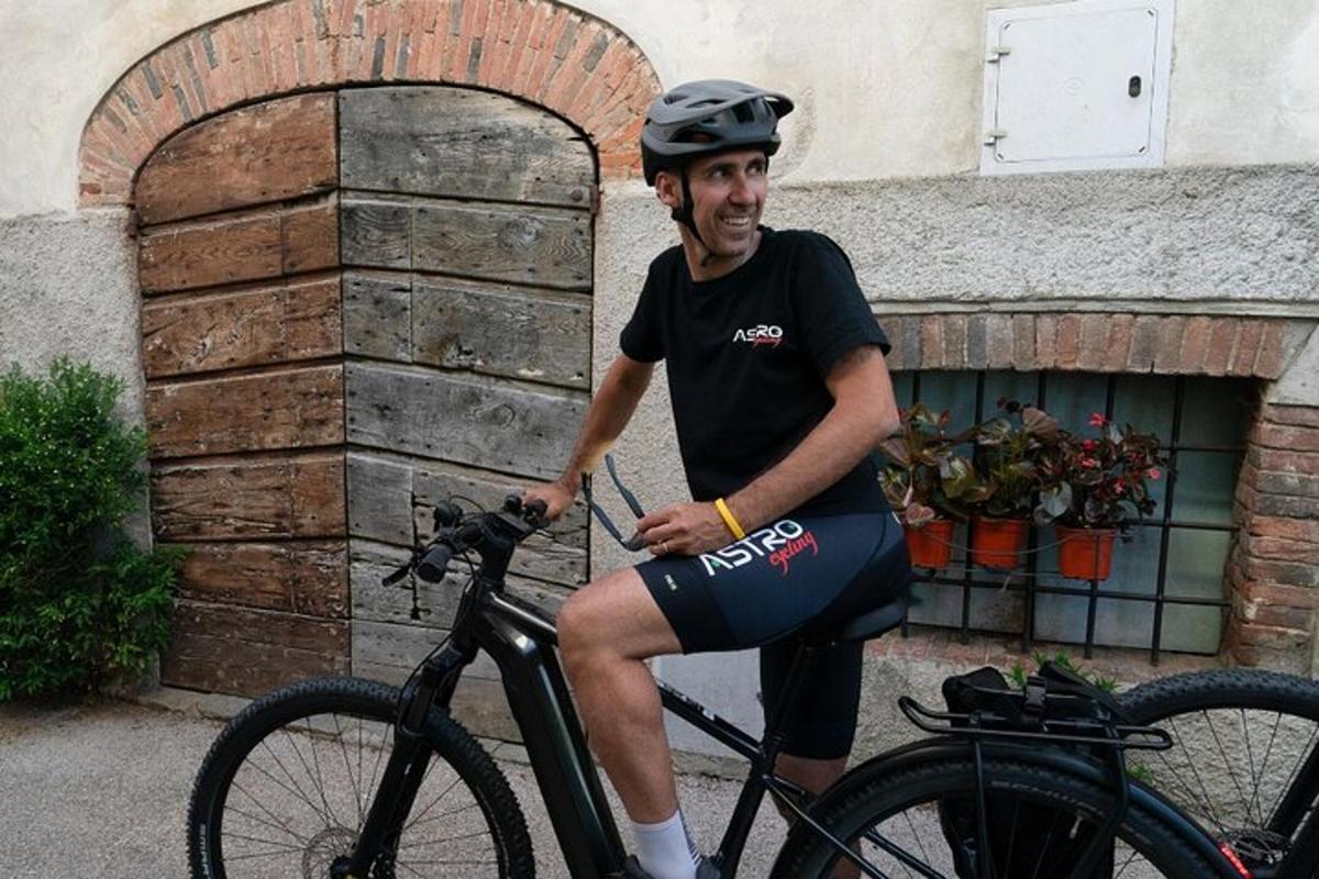 un uomo in bicicletta davanti a un edificio