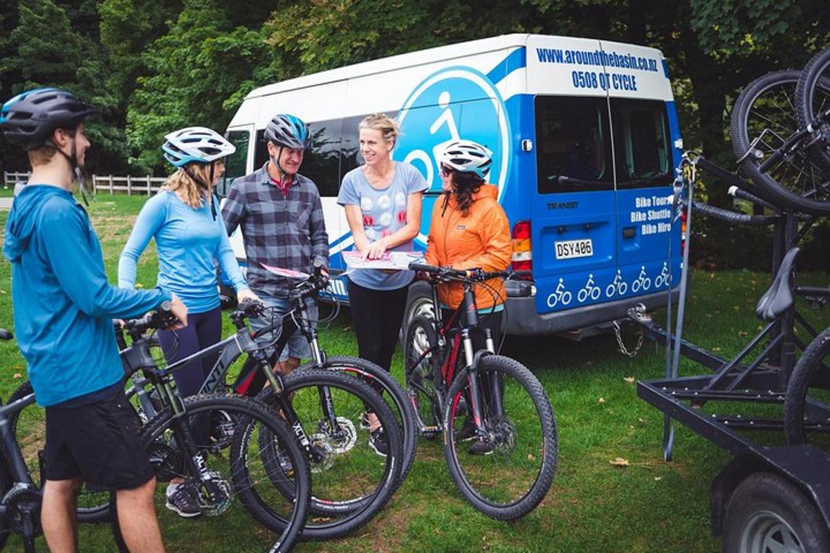 un grup de persones amb bicicletes davant d'un autobús