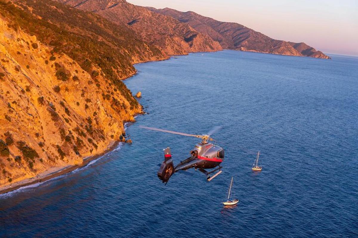 ένα ελικόπτερο που πετάει πάνω από ένα υδάτινο σώμα με βάρκες