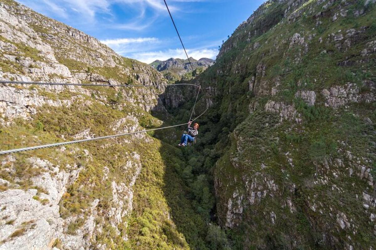 una persona su una teleferica sopra un canyon