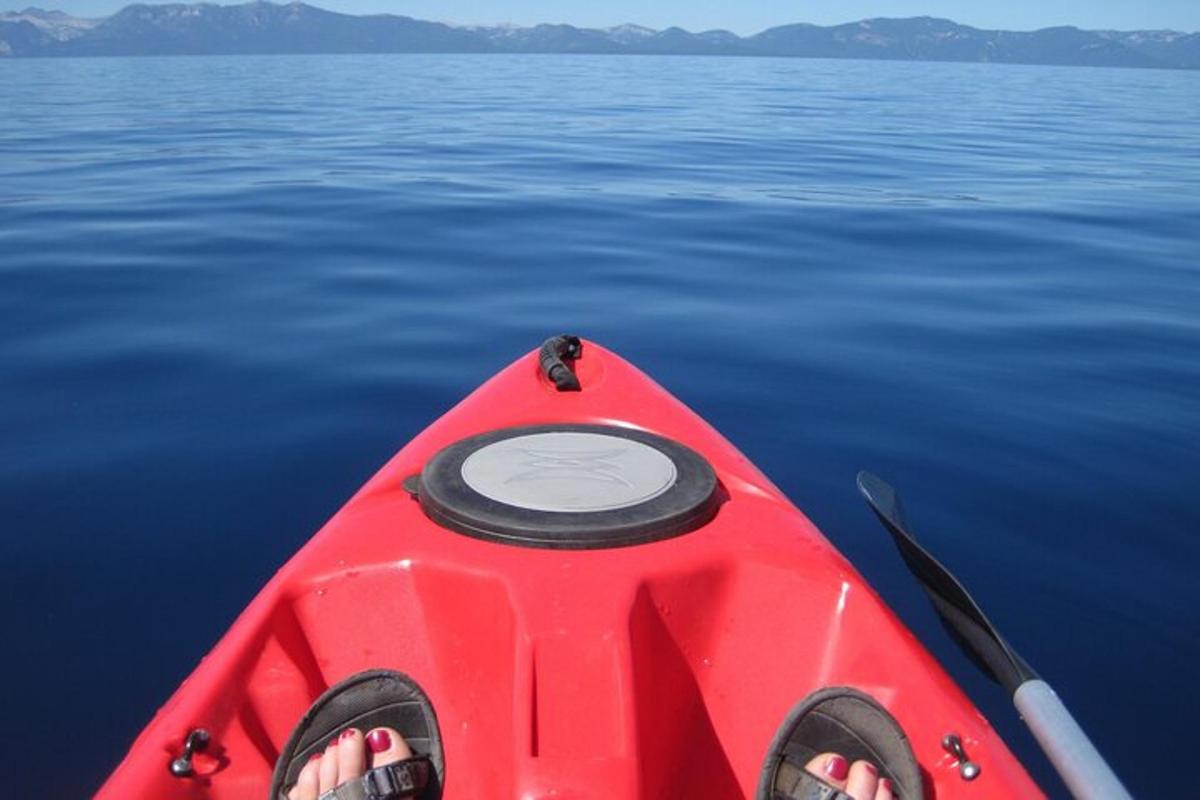 een rode kajak midden op het water
