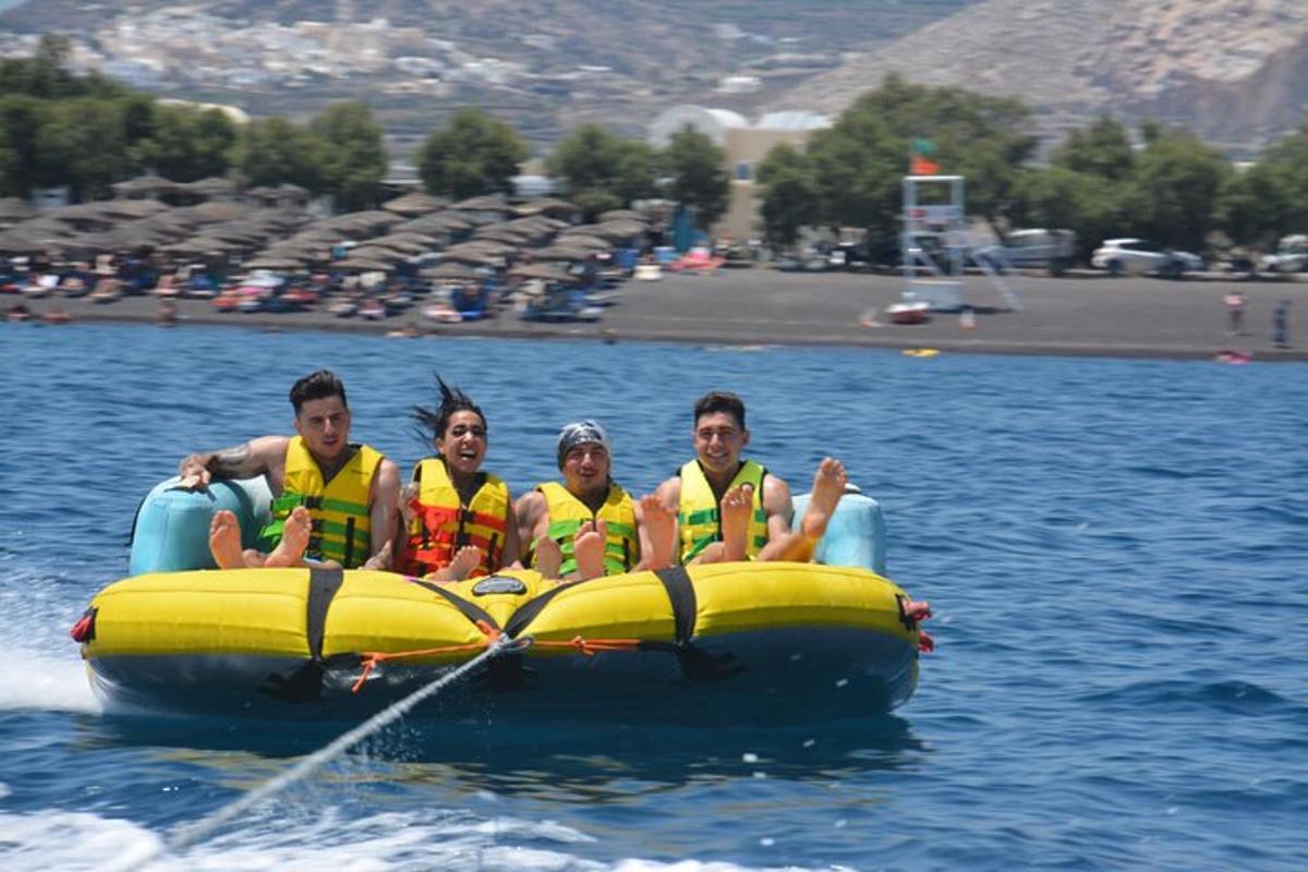 μια ομάδα ανθρώπων σε μια σχεδία στο νερό