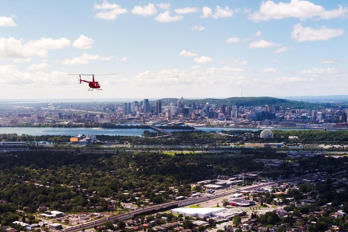 egy piros helikopter repül egy város felett egy várossal