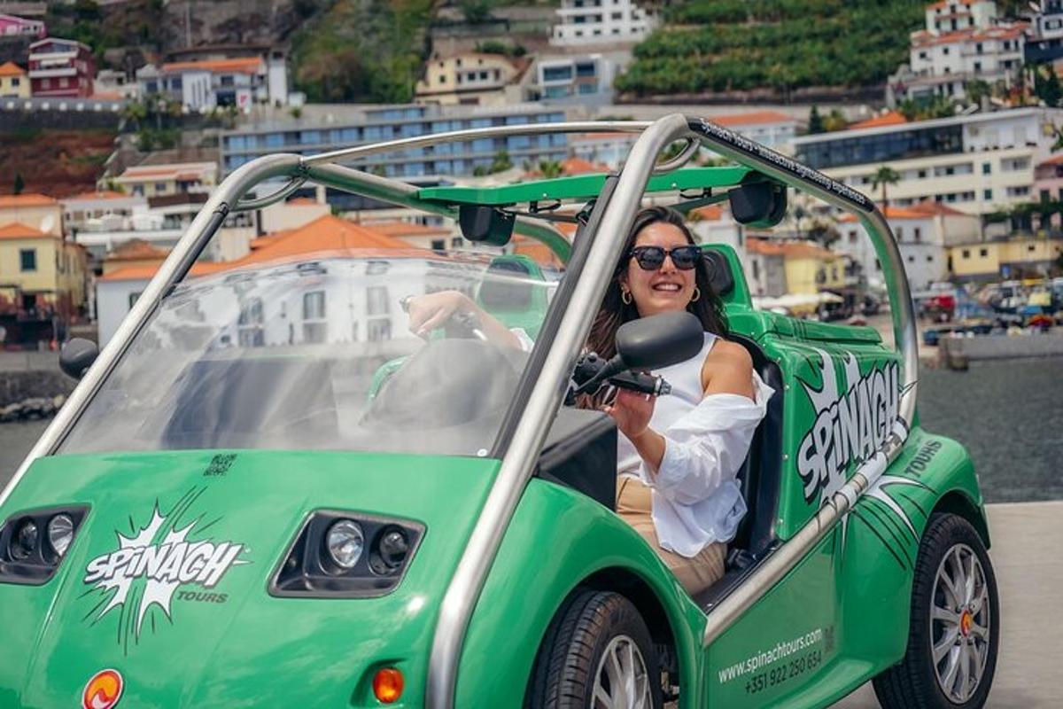 uma mulher sentada em um carrinho de golfe verde