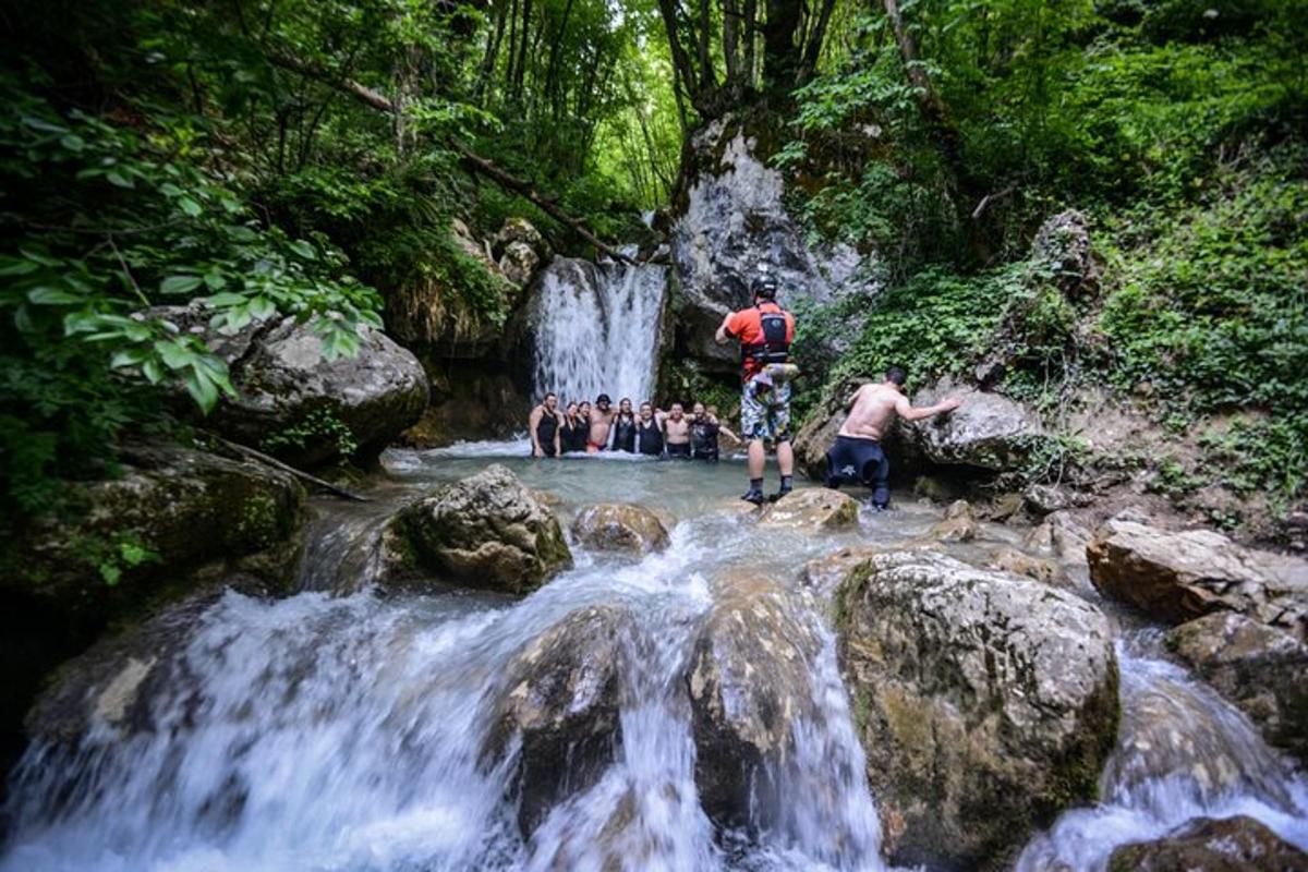 un groupe de personnes debout dans une cascade