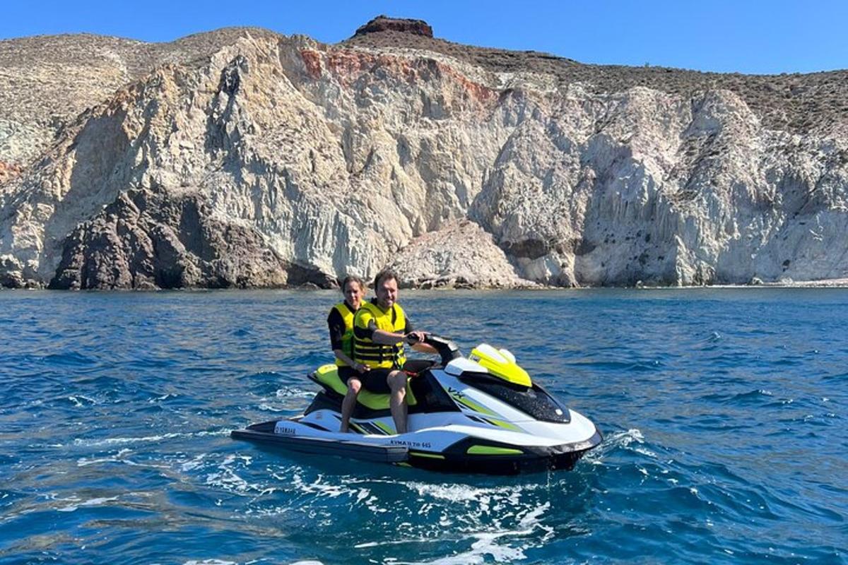 două persoane care călăresc un jet ski în apă