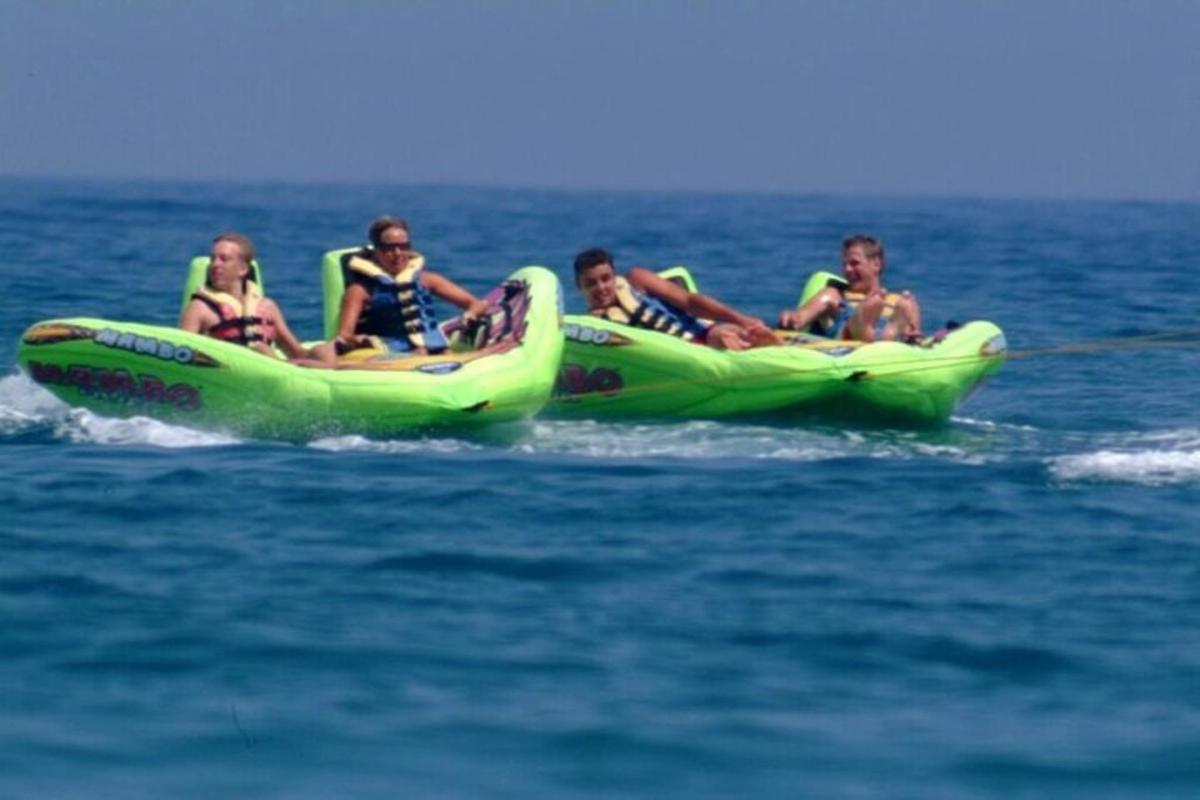 Un grupo de personas viajando en una balsa en el agua
