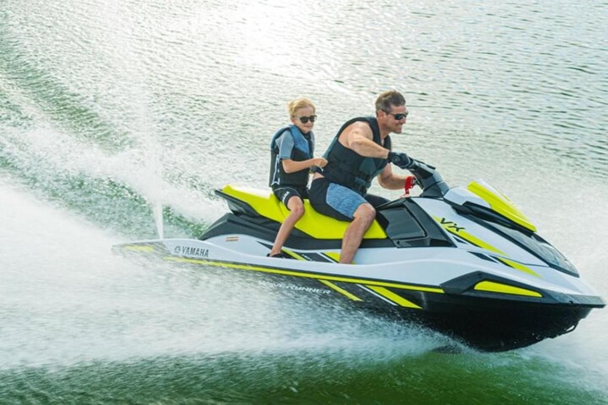 un bărbat și o femeie care călăresc un jet ski pe apă