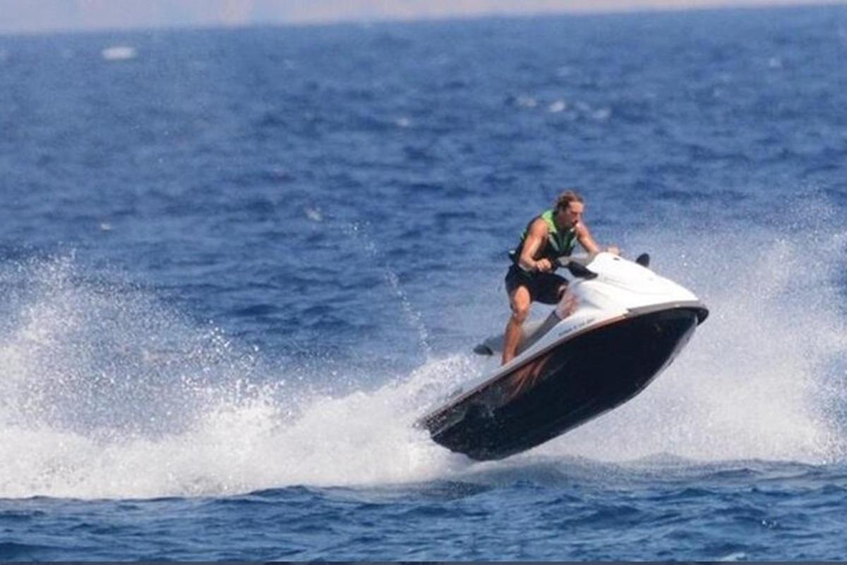 un bărbat pe un jet ski în apă