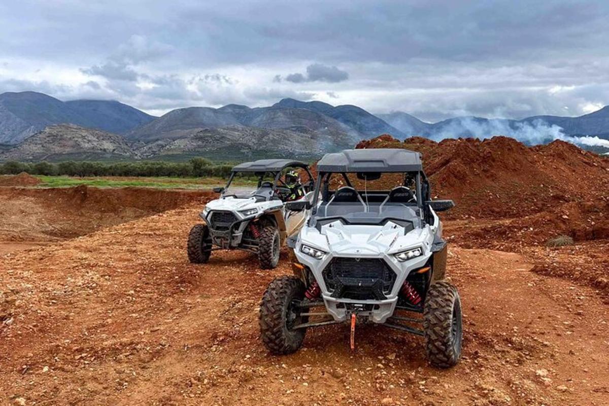 dua atv di jalan tanah dengan latar belakang gunung