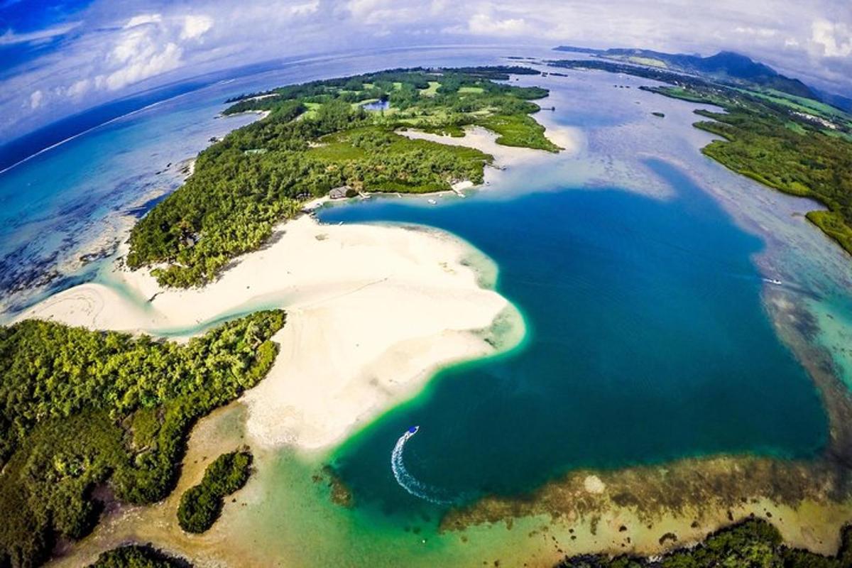 una vista aerea di un'isola nell'oceano