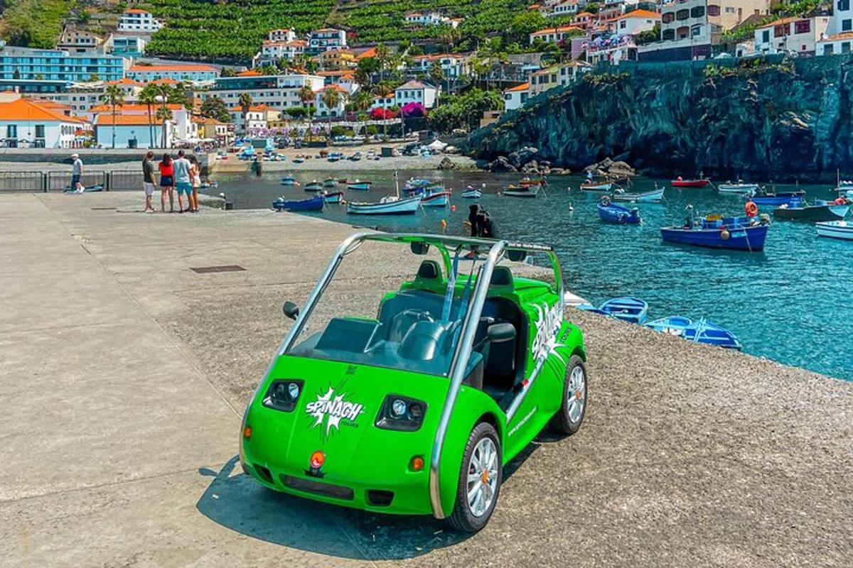 mobil golf hijau diparkir di sebelah pantai