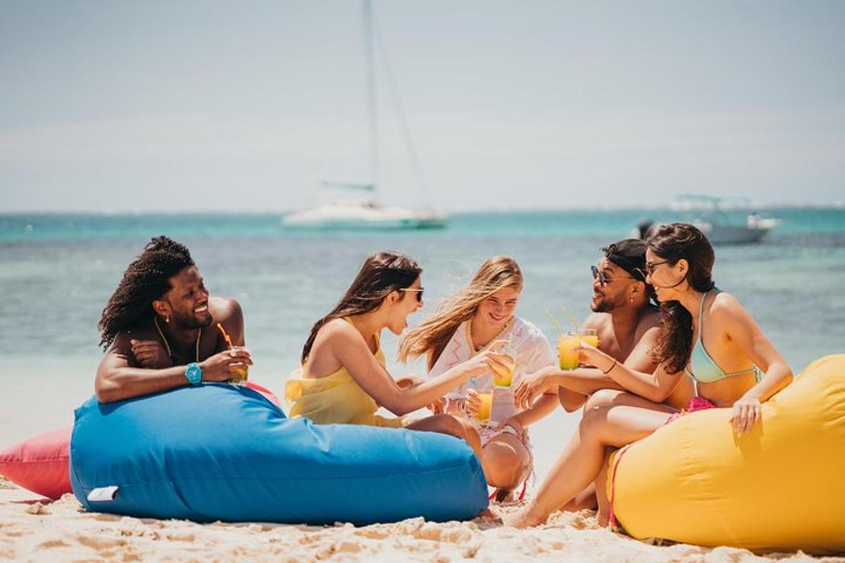 sekumpulan orang yang duduk di pantai dengan kembung