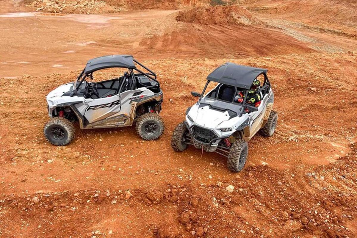 dua atv dalam medan tanah